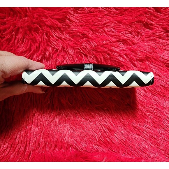Black and White Wallet in a Beautiful Chevron Pattern with a Black Accent Bow - Picture 10 of 12